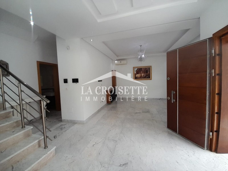 Duplex S+4 avec jardin et piscine à La Soukra